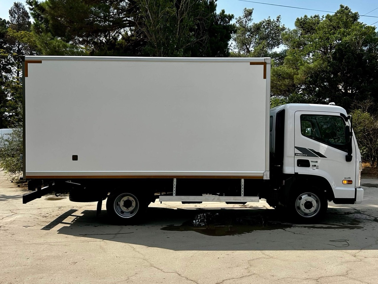 Hyundai Mighty EX6 üzərində quru yük üçün furqon kuzov, yandan görünüş