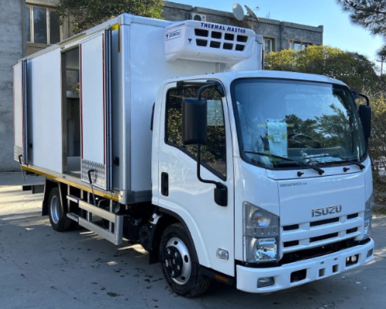 Isuzu üzərində soyuducu kuzov, yan qapı açıq vəziyyətdə